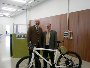 © ACR- Prf. Bleicher und Dr. Jäger mit Prototyp des Elektrofahrrades