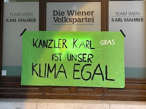 © GRAS / Plakat an der Tür der ÖVP Zentrale