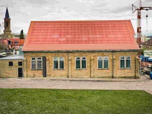 © ISE Fraunhofer / Das Dach in Eppingen mit den roten PV-Modulen