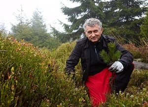 © Fondation Y.Rocher- Jacques Rocher Präsident der Fondation Yves Rocher beim Pflanzen von Bäumen in Deutschland