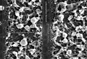 © IPV, Universität Stuttgart/ REM-Aufnahme einer mikrostabilisierten Silizium-Anode: Rechts und links die poröse Schicht - in der Mitte zu sehen ein Streifen aus unbestrahltem Material.