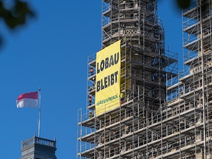 © Rafael Bittermann/ Greenpeace - LOBAU BLEIBT -Transparent am Rathaus Wien