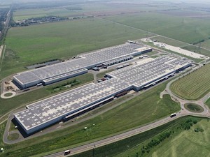 © Audi / Die riesige PV-Anlage in Ungarn auf den Logistik-Hallen von Audi