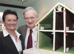 © Passivhausinstitut-  Prof. Dr. Wolfgang Feist und der Frankfurter Umweltdezernentin Rosemarie Heilig mit dem Lebkuchen-Passivhaus