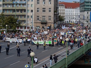 © FFF / Die Praterstraße war voll mit den Teilnehmer*innen des Klimastreiks