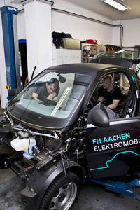 © FH Aachen- Der Smart wird zum Elektroauto umgebaut