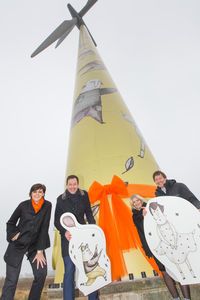 © Astrid Knie / Ein Windrad auf vollends andere Art: Michaela Länger (Siemens), Karl Gruber (Wien Energie), Julia Bichler (Künstlerin) und Stefan Moidl (IG Windkraft)