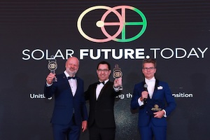 © SolarPC.TV / Hans-Josef Fell zusammen mit Tony Seba, beide Preisträger des in Abu Dhabi verliehenen Preises „Visionary Influencer Award 2018
