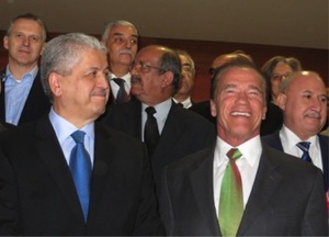 © Der algerische Premierminister Abdelmalek Sellal und Arnold Schwarzenegger standing next to.