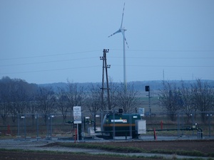 © oekonews/M.Sigmund- Gasstation und Windkraft