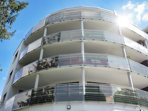 © Armor Asca®/Glasbalustraden mit integrierter grüntransparenter OPV für  Gebäude in Stuttgart Möhringen