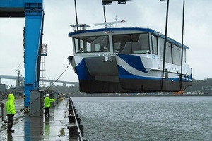 © OS/ Das von Formstaal/ Ostseestaal gebaute Elektro-Solar-Fahrgastschiff per Kran zu Wasser gelassen