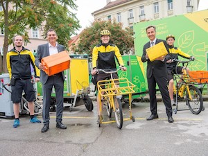 © Foto Fischer Stadt Graz / DI Peter Umundum , Vorstand Paket & Logistik der Österreichischen Post(2.v.l.), und Mag. Siegfried Nagl, Bürgermeister der Stadt Graz (2.v.r.) mit Zustellern der Post