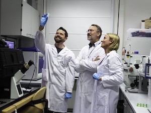 © TU Wien / Prof. Peter Ertl (Mitte) mit Christoph Eilenberger und Helene Zirath im Labor