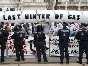 © AdoraPress  M. Golejewski / Unzählige Menschen demonstrierten gegen die Gaskonferenz