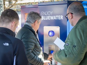 © Bluewater / Großer Andrang bei der Wasserstation, um die wieder verwendbaren Flaschen nachzufüllen