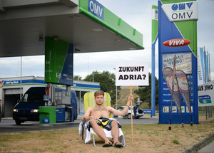 © Greenpeace-Georg Mayer/ Protest vor einer OMV-Tankstelle