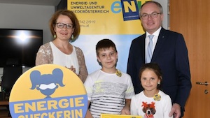 © NLK - Reinberger / landesrätin Teschl-Hofmeister, Landesrat Pernkopf und Kinder einer Schule, die Energie sparen