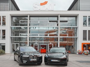 © Sixt SE / Zwei der neuen E-Fahrzeuge vor der Sixt Zentrale