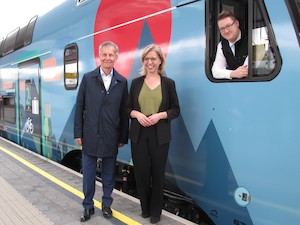© W.J.Pucher OEKONEWS /WESTbahn CEO Erich Forster mit Ministerin Gewessler vor der Klimabahn