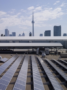 © Invest Ontario -Saubere Energiegewinnung vor der Skyline von Toronto.