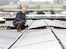 Mag. Gerhard Ortner (Leiter Controlling) bei der PV-Anlage auf dem Dach des Headquarters in Eugendorf.