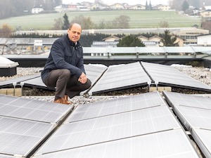 © Mag. Gerhard Ortner (Leiter Controlling) bei der PV-Anlage auf dem Dach des Headquarters in Eugendorf.