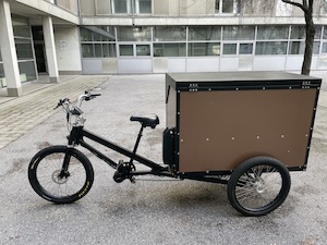 © oekonews - Dieses Lastenrad wird im 22. Wiener Bezirk von der Lastenrad-Manufaktur entworfen. Wir waren von der Stabilität in Kurven und der Wendigkeit sehr begeistert.