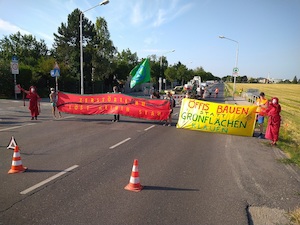 © XR Austria / Blockade der Zufahrt in Wien Aspern