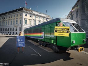 © Mitja Kobal Greenpeace / Schiene statt Autobahn - Aktion vor dem Bundeskanzleramt