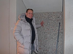 © Kerstin Heemann/DBU /Hochwertig: Im Neubau zeigt Geschäftsführer Wolfgang Büscher, dass der Einsatz von 100-prozentigem Recyclingbeton funktioniert.