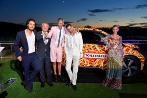 © Getty Images für Leonardo DiCaprio Foundation/ Maurizio Cattelan mit Freunden vor BMW i3 Spaghetti Car auf der vierten Saint-Tropez Gala der Leonardo DiCaprio Foundation