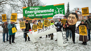 © Jakob Huber/ Protest in Meseberg: Gabriel-Darsteller sägt Windrad ab