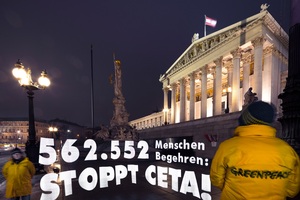 © Greenpeace Mitja Kobal/ Lichtzeichnung vor dem Parlament