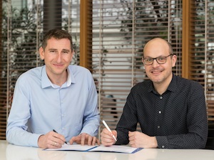 © W.E.B./ Martin Jahn (Leiter W.E.B Monitoring Center/links) und Felix Bübl (Leiter IT der ENERTRAG AG/rechts) bei der Vertragsunterzeichnung.