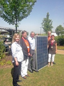© juwi- Elke Pexider und Jürgen Schmitt (v.r.n.l.) freuen sich über die großzügige Spende der juwi Solar GmbH, die Geschäftsführer Herbert Muders (3.v.l.) an die Taubertäler Hilfsgemeinschaft e.V. übergab