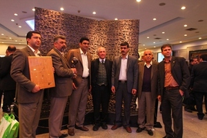 © Energy Globe- Energy Globe Gründer Ing. Wolfgang Neumann (Mitte) mit Vertretern des Energy Globe Iran Siegerprojektes/Sarcheshmeh Copper Complex