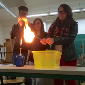 © Michael Sigmund  Martin Reinprecht, Lisa Matejowics und Julia Wolf experimentieren mit der Verbrennung von Kunststoffen